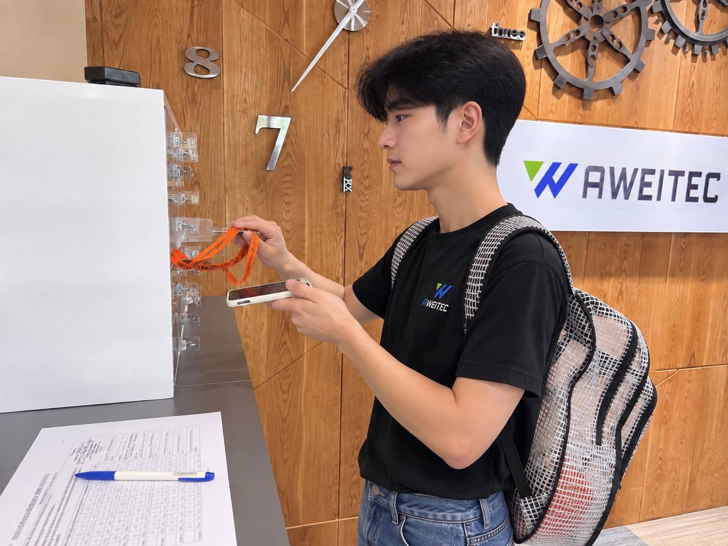 手機鎖於個人手機櫃